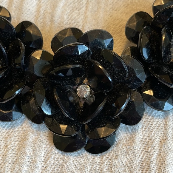 Vintage black floral statement necklace - Picture 2 of 5